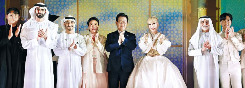 UAE 대통령궁서 양국 첫 합동 공연  아랍에미리트(UAE)를 국빈 방문 중인 이재명 대통령과 김혜경 여사가 18일 UAE 수도 아부다비에 있는 대통령궁에서 열린 한-UAE 문화교류 행사 공연이 끝난 뒤 기념 촬영을 하고 있다. 이 대통령 오른쪽으로 성악가 조수미, 무바라크 알 나하얀 UAE 관용공존부 장관 등이 서있다./연합뉴스