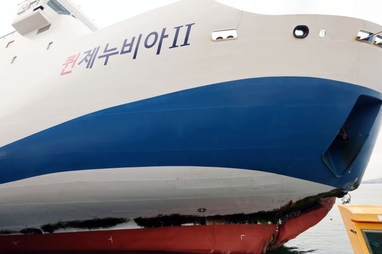 전남 신안 해상에서 좌초된 여객선 퀸제누비아2호가 20일 전남 목포시 산정동 삼학부두에 정박해 있다. 사진은 사고 부위의 모습./뉴스1