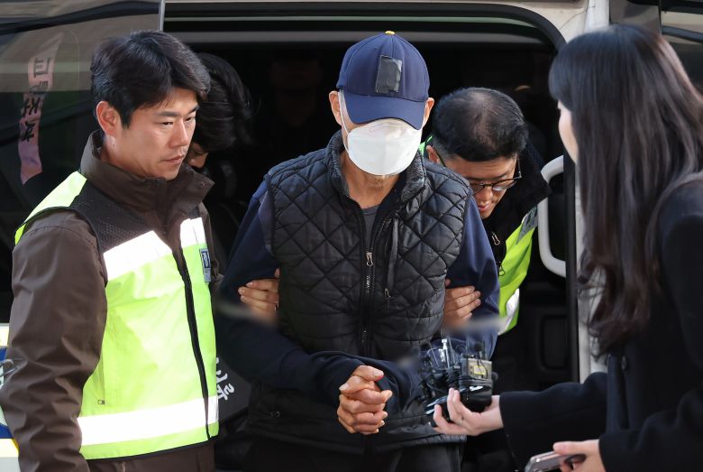 부천 제일시장에서 1톤 트럭으로 돌진사고를 낸 60대 운전자 A씨가 지난15일 오후 경기 부천시 인천지방법원 부천지원에서 열린 구속 전 피의자 심문(영장실질심사)에 출석하고 있다. /뉴스1