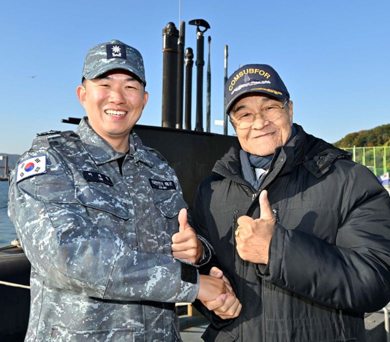 초대 함장도 동승해 “굿바이, 장보고함” - 장보고함의 마지막 항해를 앞두고 안병구(오른쪽) 초대 함장과 이제권(소령) 현 함장이 19일 경남 진해 해군기지에 정박 중인 장보고함 앞에서 기념사진을 촬영하고 있다. /해군