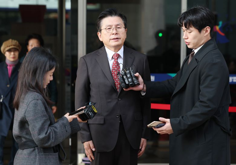 자유와혁신 황교안 대표가 20일 서울 양천구 서울남부지방법원에서 열린 '국회 패스트트랙 충돌' 1심 선고 공판을 마치고 취재진 질문에 답하고 있다./연합뉴스