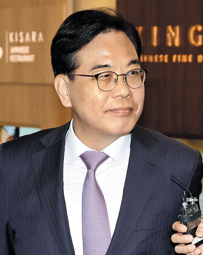 송언석 국민의힘 원내대표가 20일 당내 3선 의원들과의 오찬 회동을 위해 서울 여의도 한 식당으로 들어가는 모습. /연합뉴스