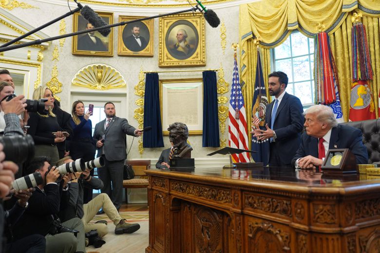 트럼프 대통령과 맘다니 당선자가 취재진의 질의에 답하고 있다. /AP 연합뉴스