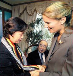 샤나나 구스망 당시 동티모르 대통령 부인인 커스티 구스망 여사가 2003년 동티모르에서 순직한 상록수부대 최희 병장의 집을 방문, 어머니의 손을 잡고 위로의 말을 전하고 있다. /조선DB