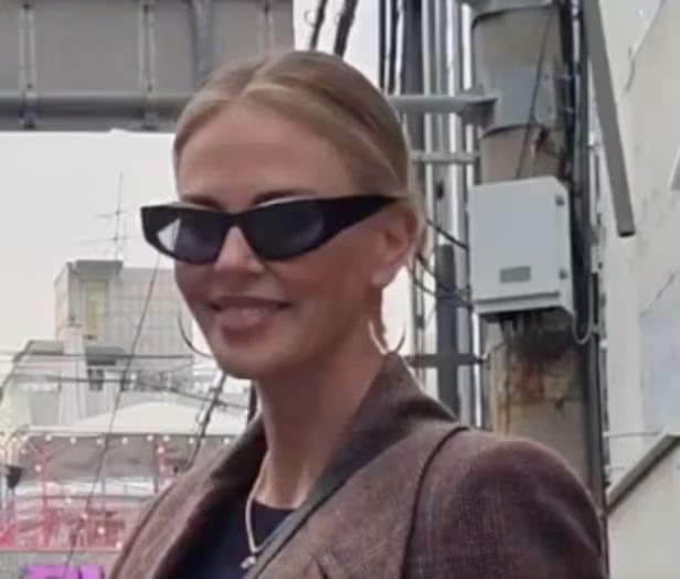 서울 홍대에서 목격된 할리우드 배우 샤를리즈 테론./ 인스타그램 'mujeok_e'