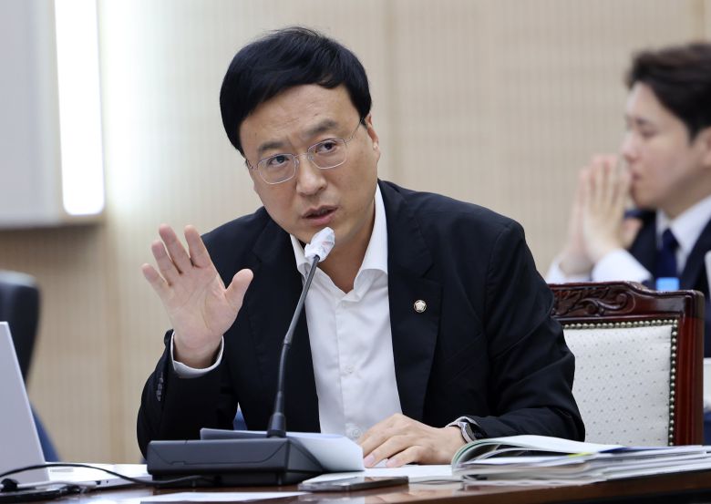 국민의힘 정성국 의원이 지난 10월 22일 전북대에서 열린 국회 교육위원회 국정감사에서 질의하고 있다. /연합뉴스