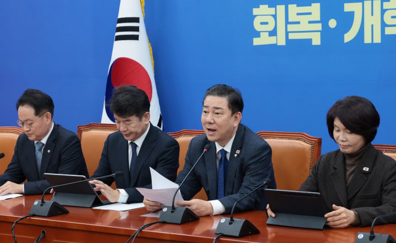 더불어민주당 김병기 원내대표가 25일 서울 여의도 국회에서 열린 원내대책회의에서 발언하고 있다. /남강호 기자