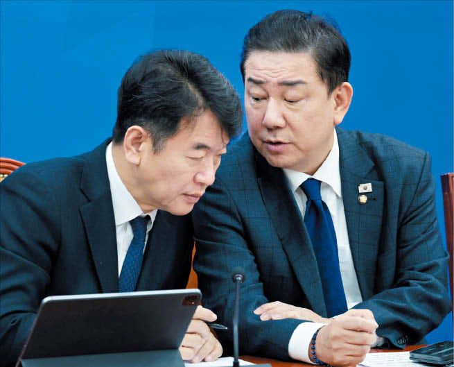 더불어민주당 김병기(오른쪽) 원내대표와 문진석 원내운영수석부대표가 25일 당 회의에서 대화하고 있다. /남강호 기자