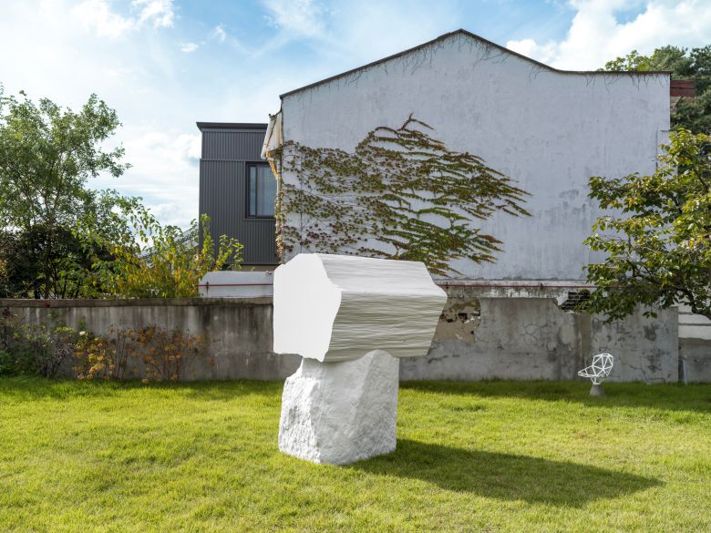 청계천 수표교 교각을 모티브로 만든 신작 ‘무제’(2025)가 갤러리 야외 정원에 설치된 모습. 215×147×118cm. /PKM 갤러리