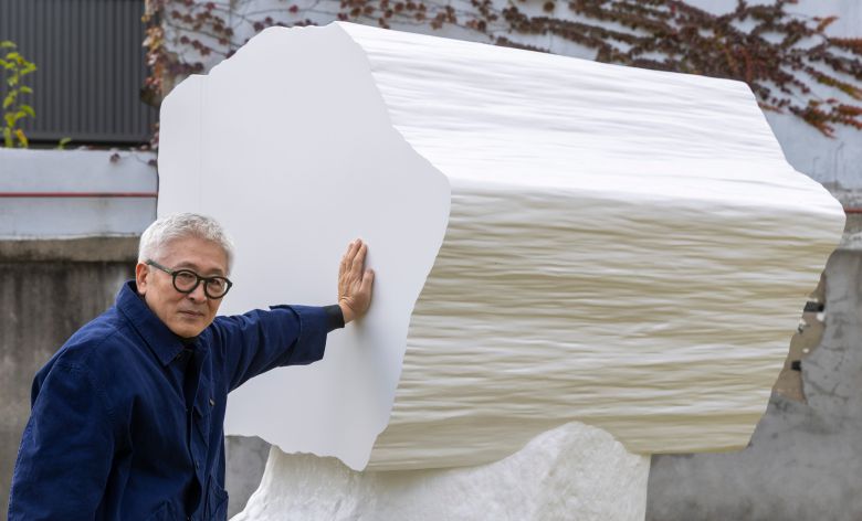 조각가 정현이 청계천 수표교 교각을 모티브로 만든 신작 '무제'(2025) 옆에 서 있다. /김지호 기자