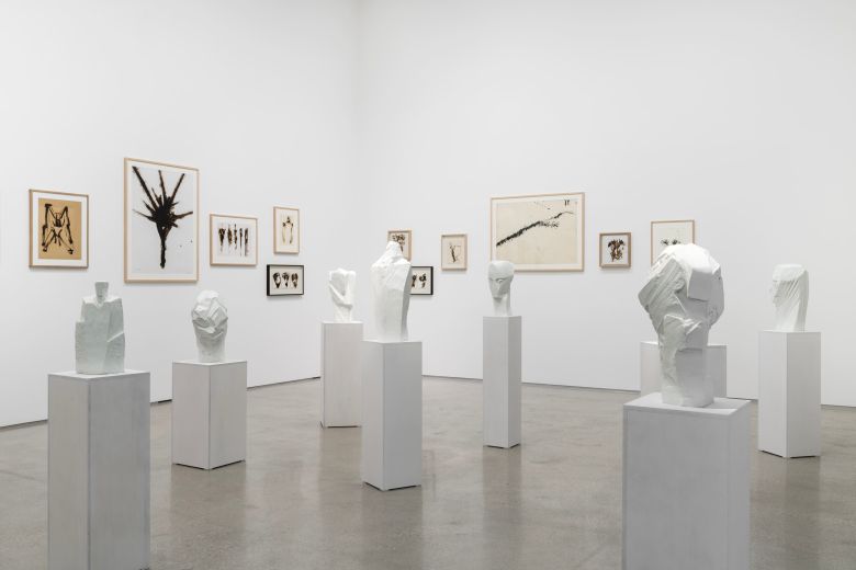 조각가 정현 개인전이 열리고 있는 서울 삼청동 PKM 갤러리 전시 전경. /PKM 갤러리