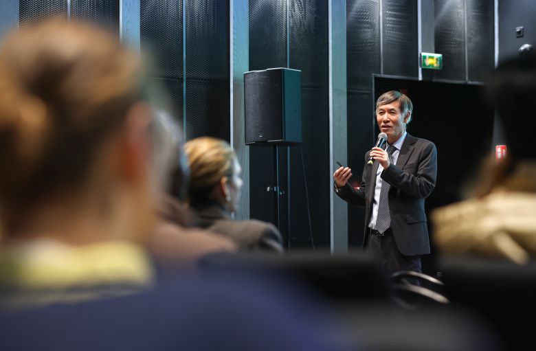 27일 프랑스 파리 주프랑스한국문화원에서 이일열 원장이 ‘근대의 길목에서: 20세기 한국 예술·지식인들의 여정과 프랑스’를 주제로 강연을 하고 있다. /뉴스1