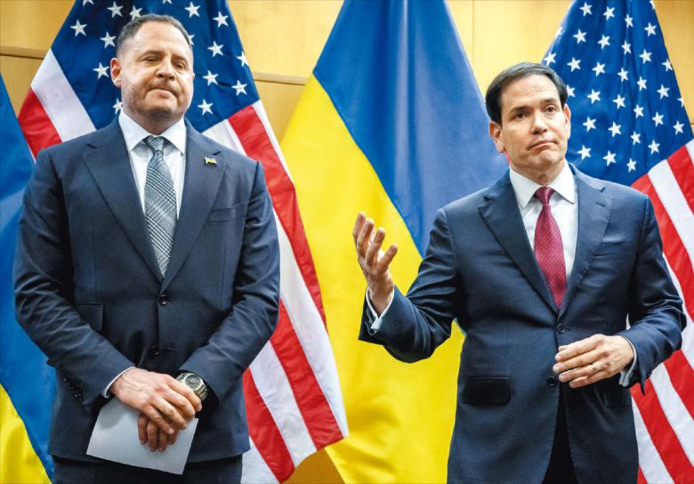 美·우크라 “평화 구상안 마련”  23일 스위스 제네바에서 마코 루비오(오른쪽) 미국 국무 장관과 안드리 예르마크 우크라이나 대통령 비서실장이 종전안에 대한 회담을 마친 뒤 기자회견을 하고 있다./ AFP 연합뉴스