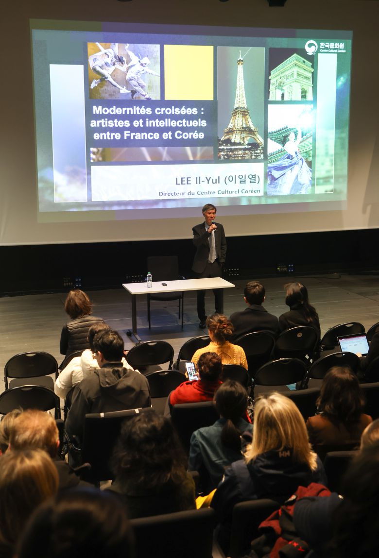27일 프랑스 파리 주프랑스한국문화원에서 이일열 원장이 ‘근대의 길목에서: 20세기 한국 예술·지식인들의 여정과 프랑스’를 주제로 강연하고 있다. /뉴스1