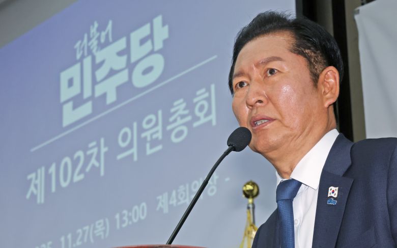 정청래 더불어민주당 대표가 지난 27일 오후 서울 여의도 국회에서 열린 더불어민주당 의원총회에서 인사말하고 있다. /뉴스1