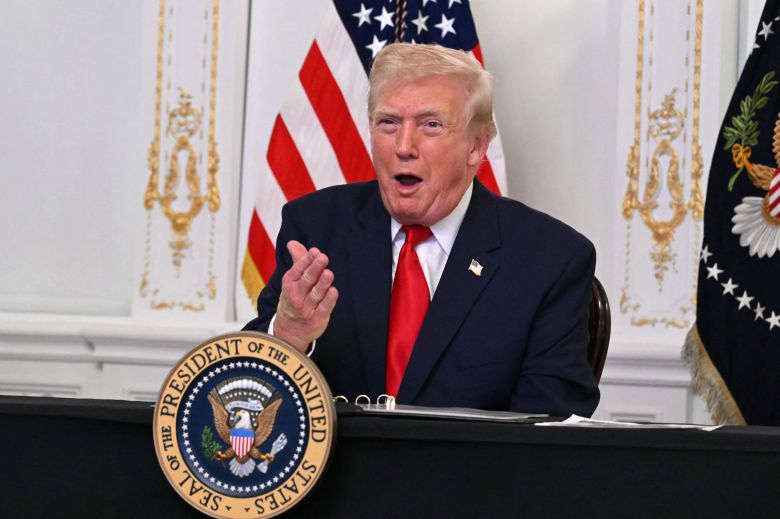 도널드 트럼프 미국 대통령이 27일 플로리다주 마러라고에서 주요 지역 미군들과 통화를 하고 있다. /AFP 연합뉴스