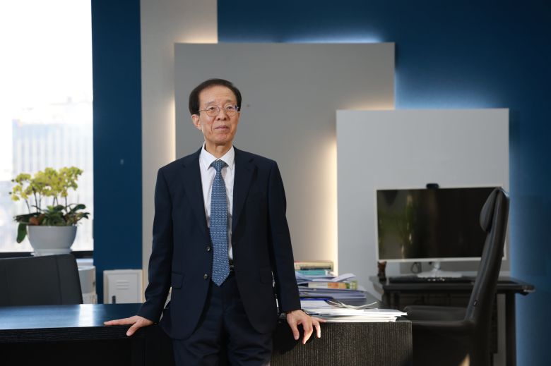 이석연 국민통합위원장이 지난 28일 서울 종로구 정부서울청사에 있는 집무실에서 본지와 인터뷰를 하고 있다. 이 위원장은 “보수를 껴안고 가지 않는 국민 통합은 의미가 없다”며 “국민 통합이 당신들의 천국에서 그들만의 잔치가 돼선 안 된다”고 했다./장련성 기자