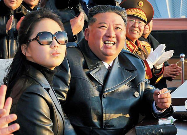 북한 김정은 국무위원장과 딸 주애가 지난 28일 북한 원산 갈마비행장에서 열린 북한 공군 창설 80주년 기념행사에 참석한 모습./노동신문 뉴스1