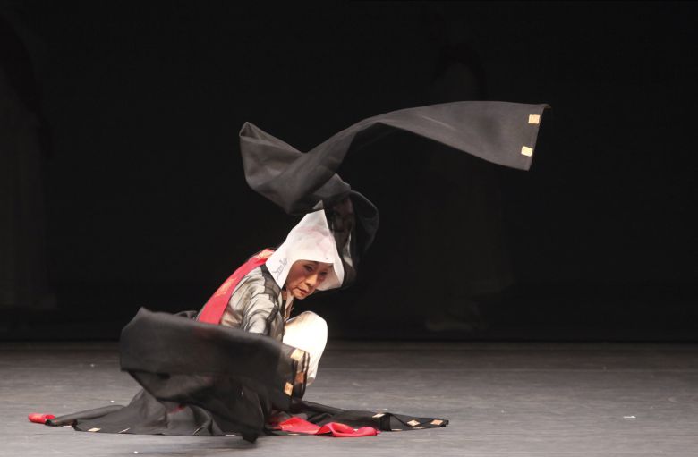 생전 이매방 선생의 '승무' 공연 모습. /우봉이매방아트컴퍼니