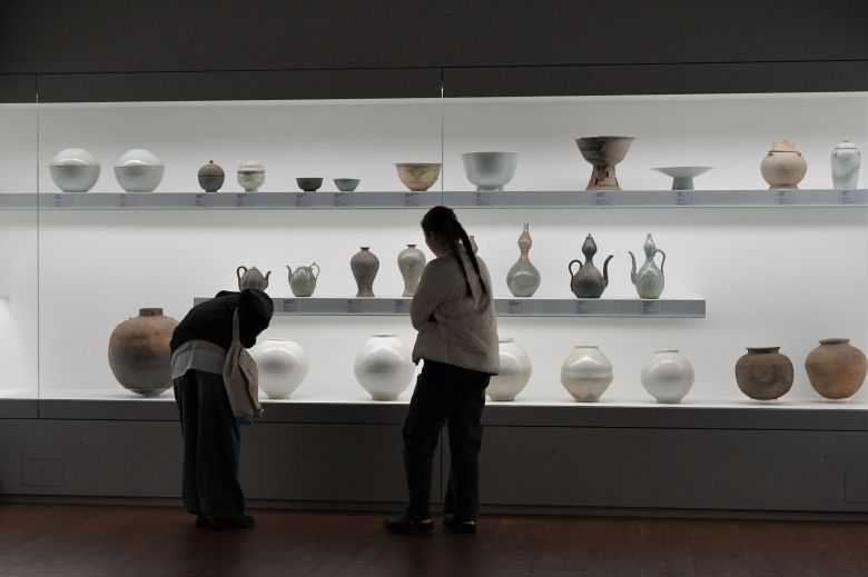 서울 용산 국립중앙박물관 상설전시관을 찾은 관람객들이 작품을 관람하는 모습. /국립중앙박물관