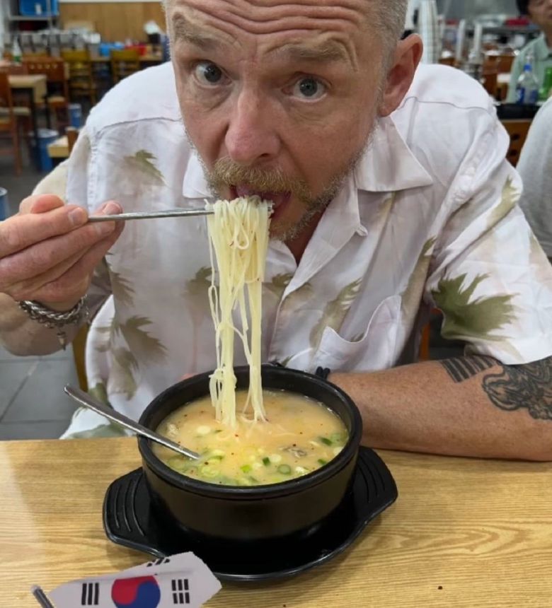 딸 덕분에 BTS 팬이 됐다는 사이먼 페그(오른쪽)는 한국 여행에서 국밥 먹는 사진을 자신의 소셜미디어에 올려 웃음을 줬다. /인스타그램