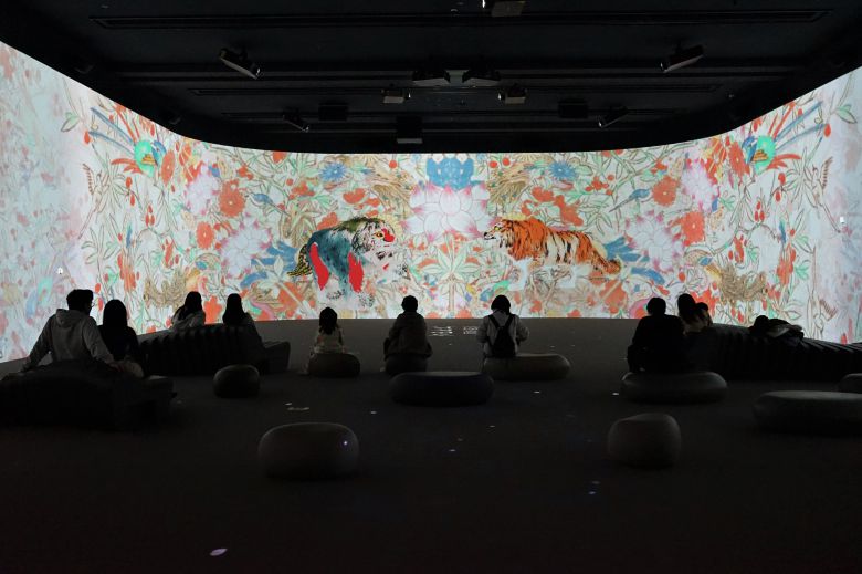 국립중앙박물관 디지털실감영상관을 찾은 관람객들이 영상을 관람하고 있다. /국립중앙박물관