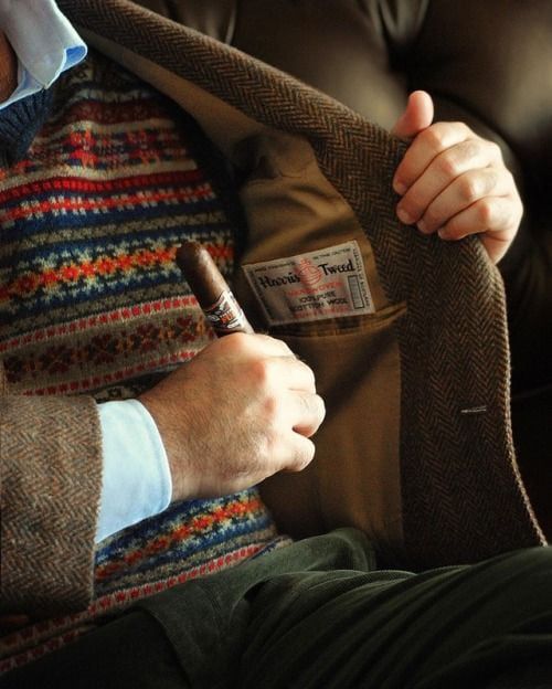 해리스 트위드의 상징인 ‘Orb Mark’ 마케팅 차원에서 이 원단 마크를 겉면에 노출시키기도 한다.  @핀터레스트