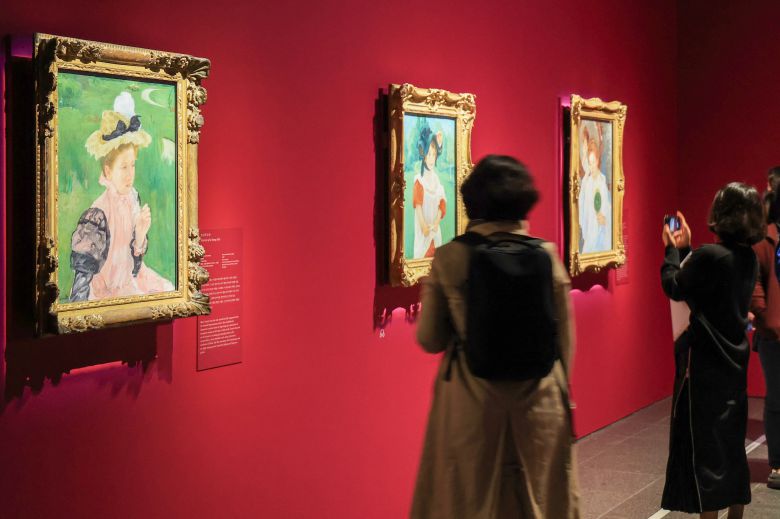 서울 용산 국립중앙박물관 특별전 '인상주의에서 초기 모더니즘까지, 빛을 수집한 사람들' 전시장에서 관람객들이 여성 화가 메리 커샛이 그린 소녀와 여성 그림들을 감상하고 있다. /박성원 기자