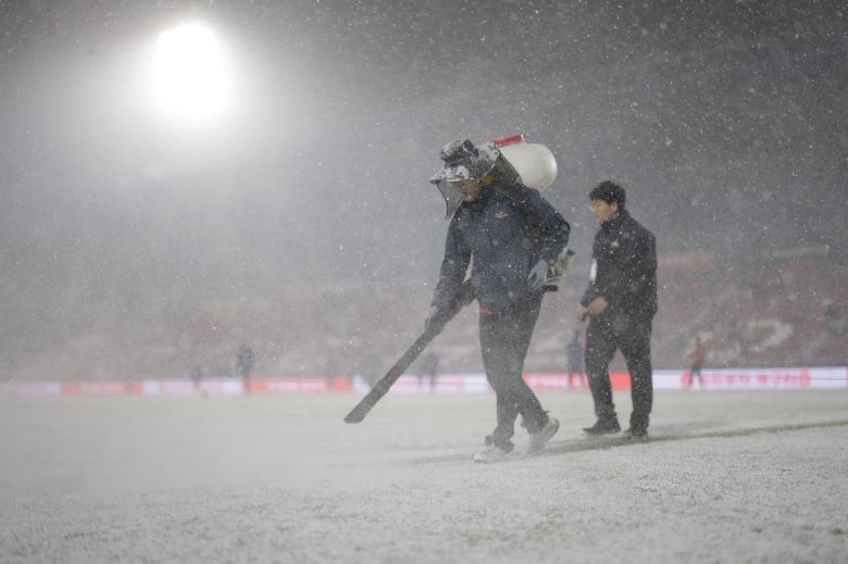 4일 부천과 수원FC의 K리그 승강 플레이오프 1차전이 예정됐던 부천종합운동장에서 경기장 관계자가 제설 작업을 하고 있다. /한국프로축구연맹