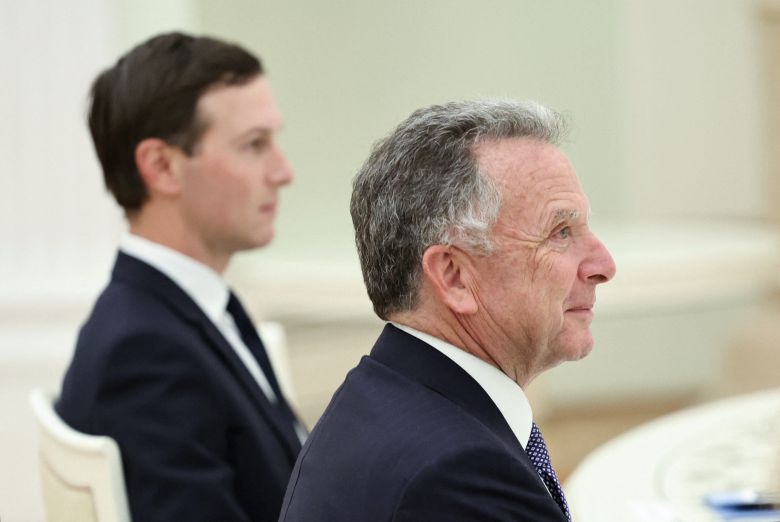 2일 러시아 모스크바 크렘린궁에서 도널드 트럼프 미국 대통령의 중동 특사인 스티브 위트코프(오른쪽)와 트럼프 대통령 사위 재러드 쿠슈너가 블라디미르 푸틴 러시아 대통령과의 우크라이나 종전안 협상에 참석하고 있다. /로이터 연합뉴스