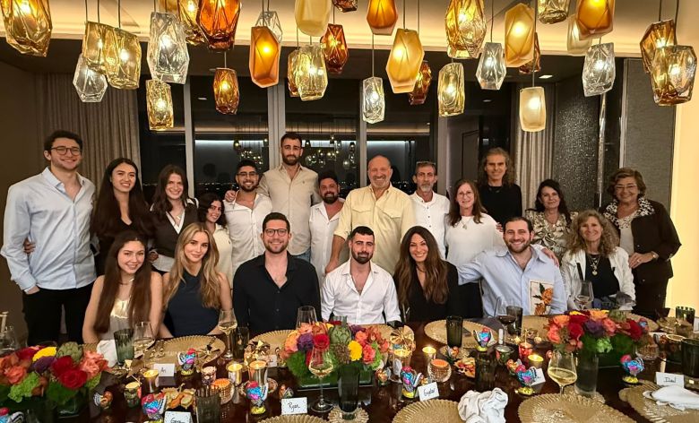 하워드 러트닉 상무장관이 추수감사절 연휴를 맞아 팔레스타인 무장 정파에 억류됐던 미국·이스라엘계 인질들과 그 가족을 초청한 모습. /X(옛 트위터)