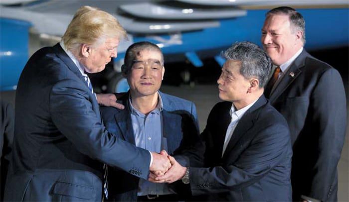 도널드 트럼프 미국 대통령이 2018년 5월 워싱턴 DC 인근 앤드루스 공군 기지로 마중을 나가 북한에서 풀려난 김학송(왼쪽에서 세번째) 선교사와 악수를 하고 있다. 김 선교사 왼쪽은 함께 풀려난 김동철 목사, 오른쪽은 마이크 폼페이오 미 국무장관이다. /EPA 연합뉴스