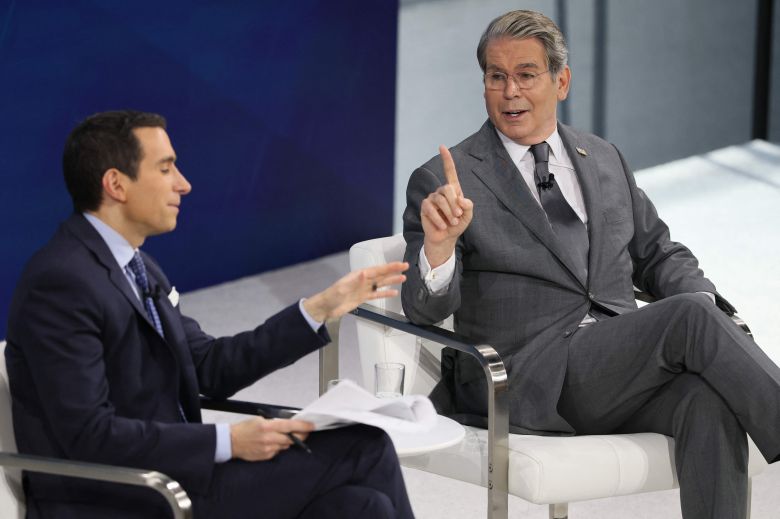 스콧 베선트 재무장관(오른쪽)은 3일 뉴욕에서 열린 뉴욕타임스가 주최한 ’2025 딜북 서밋' 행사에서 관세 정책을 그대로 유지할 것이라고 했다./AFP 연합뉴스