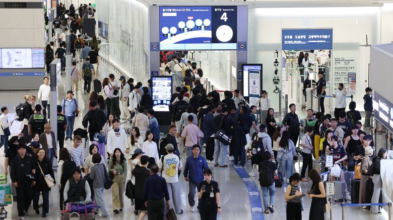 추석 연휴였던 지난 10월 6일 오전 인천국제공항 제1여객터미널 출국장이 여행객들로 북적이는 모습. /뉴스1