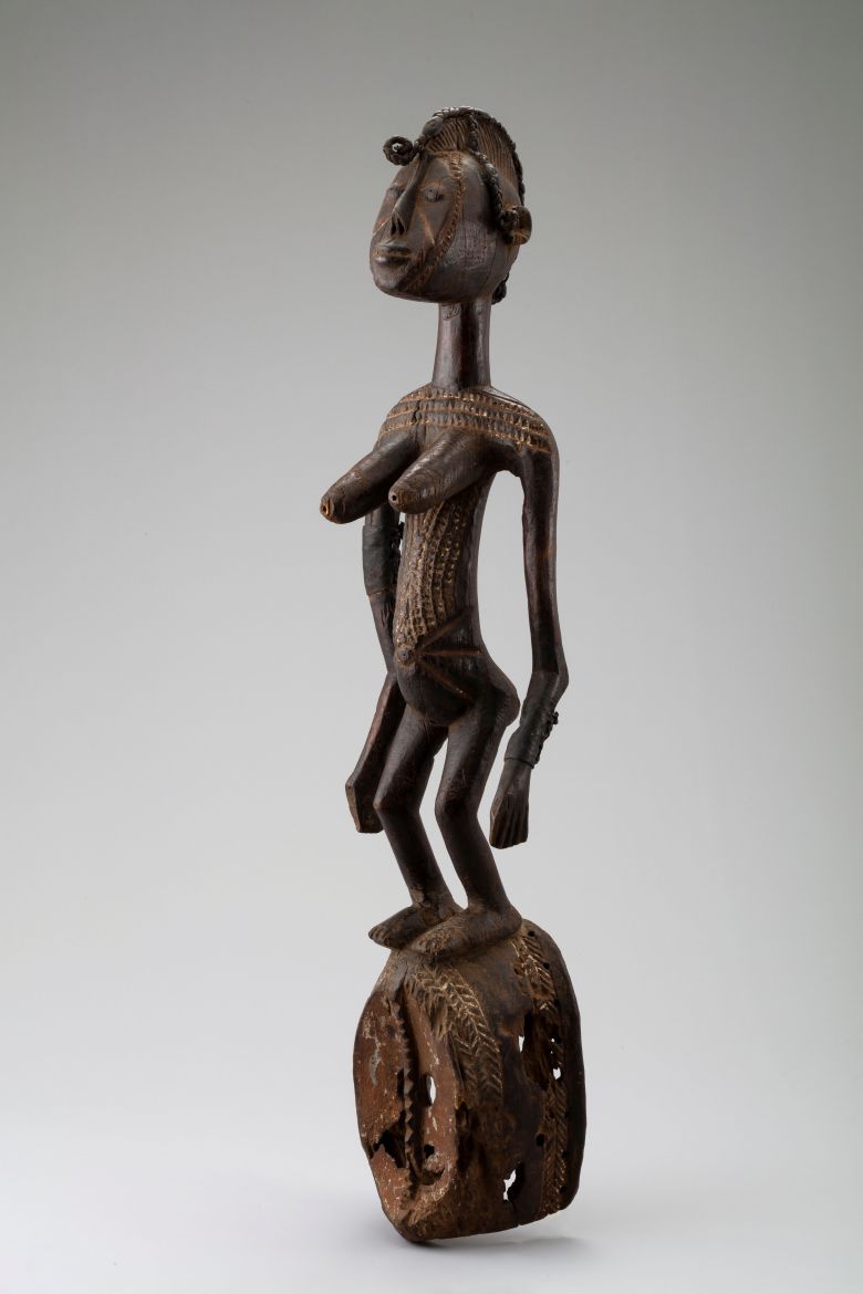 아프리카 말리의 보보족 가면. 보보족의 여성 무당이 산모와 대지를 잇는 의식을 행할 때 사용하는 가면이다. 보보족에게 출산은 대지신의 숨결이 인간을 통해 다시 세상에 흐르는 신성한 순간으로, 이 가면을 신이 머무는 신체로 여긴다. /국립민속박물관