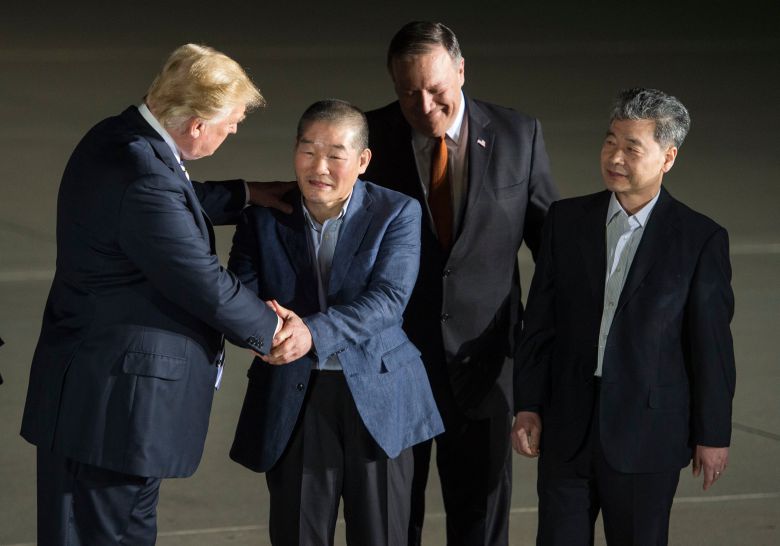 도널드 트럼프 미국 대통령이 2018년 북한에 억류됐다 풀려난 한국계 미국인 김동철·김학송씨를 맞이하고 있다. /게티이미지코리아