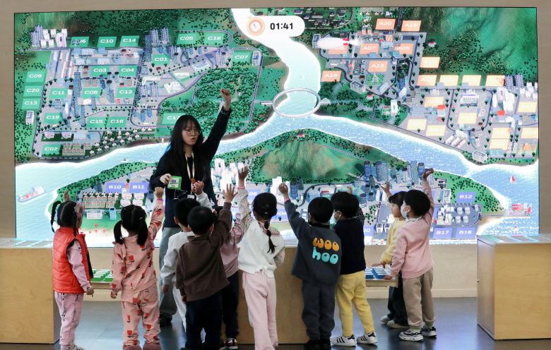4일 오전 세종시 세종동 국립어린이박물관 지하 1층 도시 디자인 놀이터에서 박물관 관계자가 아이들에게 도시를 구성하는 시설물에 대해 설명하고 있다. 아이들은 손을 번쩍 들고 직접 시설물을 설치해보겠다고 나섰다. 세종시엔 어린이박물관을 시작으로 2031년까지 도시건축박물관, 디자인박물관 등이 줄줄이 들어서 ‘박물관 단지’가 조성된다 /신현종 기자