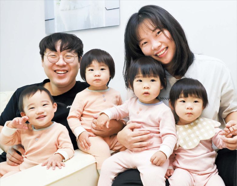 고운호 기자지난 2일 오후 인천 중구의 자택에서 남편 박지민(뒷줄 왼쪽)씨와 아내 최유란씨가 네 쌍둥이 딸을 안고 있다. 아이들은 왼쪽부터 나봄, 나온, 나예, 나리.