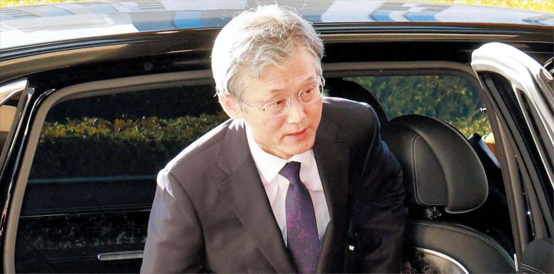 연합뉴스4일 조희대 대법원장이 차량에서 내려 서울 서초구 대법원으로 출근하고 있다. 지난 3일 더불어민주당 주도로 국회 법제사법위원회가 ‘내란 전담 재판부 설치’와 ‘법 왜곡죄 도입’ 등 법안을 통과시키자, 법원행정처는 오는 5일 전국법원장회의를 열고 대응 방안을 논의하기로 했다. 전국 각급 법원 대표 모임인 전국법관대표회의도 오는 8일 열린다.