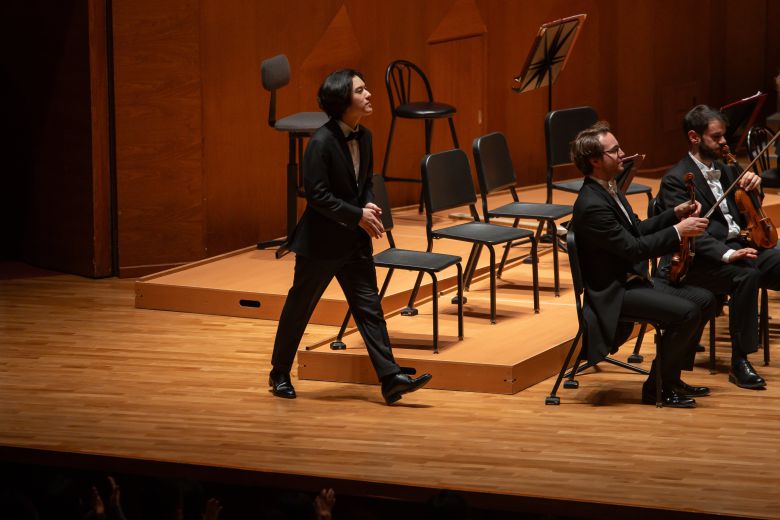 피아니스트 임윤찬이 3일 예술의전당에서 열린 산타 체칠리아 오케스트라(지휘 다니엘 하딩) 내한 공연에서 앙코르곡을 연주하기 위해 돌아오고 있다./빈체로