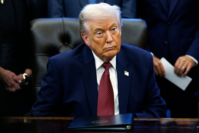 3일 백악관에서 열린 행사 도중 도널드 트럼프 대통령이 허공을 응시하고 있는 모습. /UPI 연합뉴스