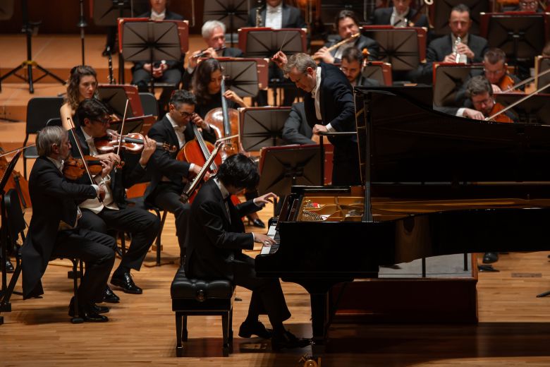 피아니스트 임윤찬이 3일 예술의전당에서 열린 산타 체칠리아 오케스트라(지휘 다니엘 하딩) 내한 공연에서 라벨 피아노 협주곡 G장조를 협연하고 있다./빈체로