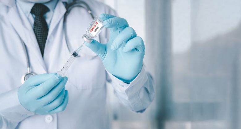 코로나 입원환자의 61.2%가 65세 이상인 것으로 집계됐다. 입원환자 10명 중 6명 이상이 고령층인 것이다. 65세 이상일수록 독감 백신과 코로나 백신을 함께 맞아야 하는 이유다./게티이미지뱅크