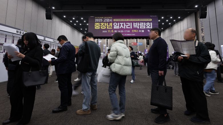 지난 달 6일 경기도 고양시 킨텍스에서 열린 2025 고양시 중장년 일자리 박람회에서 구직자들이 채용 정보를 살펴보고 있다./뉴스1