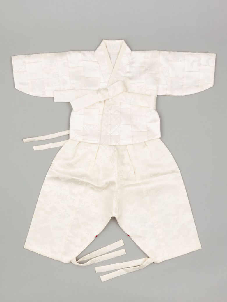남자 아이 백일 저고리(1989). 100개의 천 조각을 이어 만든 백일옷이다. 아기의 건강과 장수를 기원하는 마음을 담았다. /국립민속박물관