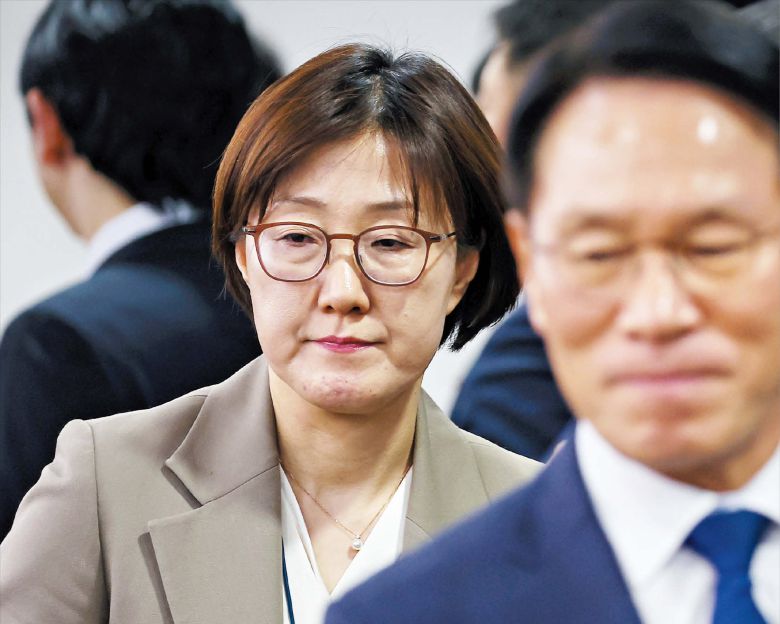 김현지 대통령실 제1부속실장이 4일 서울 용산 대통령실에서 열린 수석보좌관회의에 참석하고 있다. 김 실장은 이날 본지 통화에서 “(김남국 전 디지털소통비서관과) 누나 동생 하는 사이가 아니고, (이번 논란으로) 아주 유탄을 맞았다”고 했다./연합뉴스