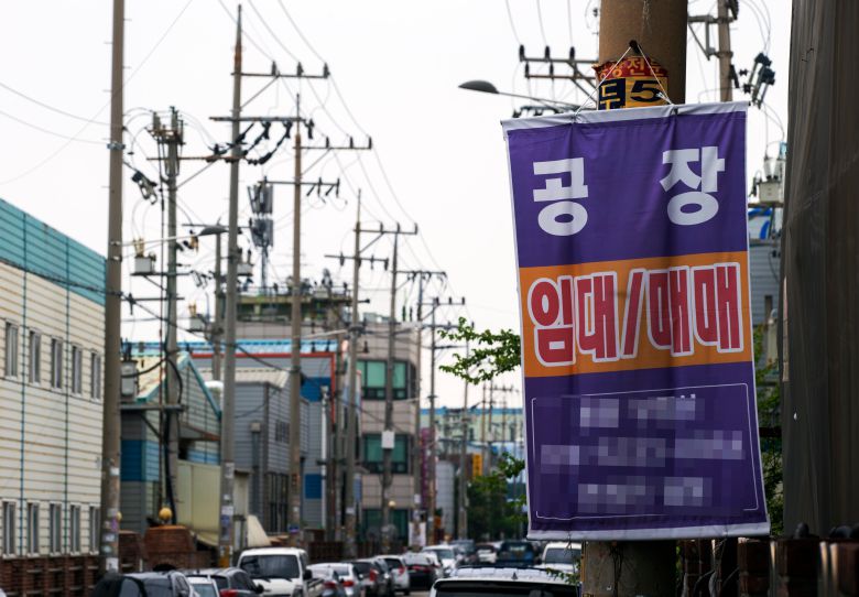 창업주 고령화와 후계자 부재, 갈수록 척박해지는 경영·노동 환경이라는 ‘3중고’ 속에 매물로 나오는 중소기업이 늘고 있다. 과거엔 경영난에 빠진 한계 기업이 매물로 나온 사례가 많았지만 최근에는 흑자 기업도 적지 않다. 사진은 경기도 한 공단 전봇대에 공장의 임대 및 매매 대상자를 찾는 현수막이 걸려 있는 모습./조인원 기자
