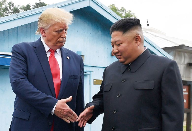 도널드 트럼프 미국 대통령(왼쪽)과 북한 김정은이 지난 2019년 6월 30일 판문점에서 만나 악수를 하고 있다. /AP 연합뉴스