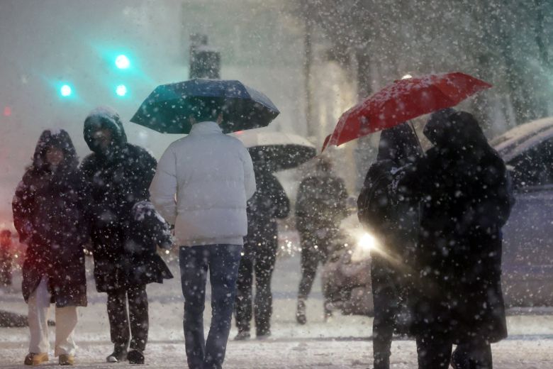 (서울=뉴스1) 황기선 기자 = 첫눈이 내린 4일 오후 서울 광화문 네거리에서 퇴근길 시민들이 발걸음을 재촉하고 있다.행정안전부는 이날 서울, 인천, 경기, 강원 등 4개 시도에 '대설 특보'를 발효했다. 2025.12.4/뉴스1