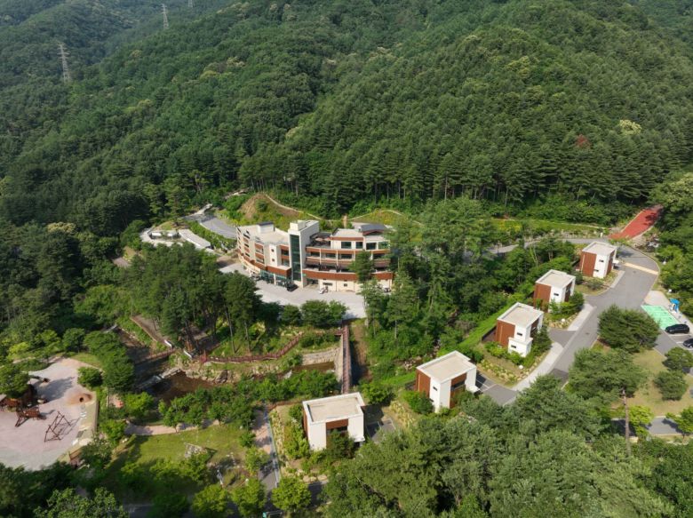 경기도의 ‘워케이션(Work+Vacation)’ 사업지 중 하나인 경기 동두천 자연휴양림 전경. 경기도는 서울에서 가까우면서 자연 환경이 우수한 북부 지역을 중심으로 최근 워케이션 사업을 활성화하고 있다./동두천시